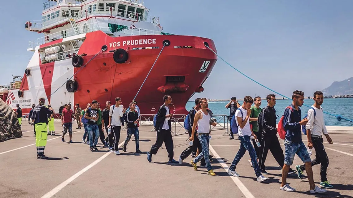 Emigranci schodzą ze statku Vos Prudence organizacji Lekarze bez Granic, 
Salerno, 14 lipca 2017 r. / AMORUSO / IPA / REX / EAST NEWS