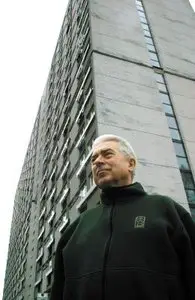 Ks. Michał Czajkowski przed blokiem, w którym mieszka / 