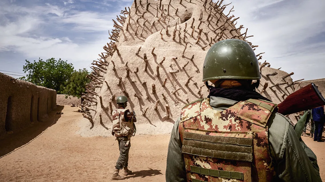 Przed grobowcem Askii, Gao, Mali, 10 marca 2020 r. / MICHELE CATTANI / AFP / EAST NEWS