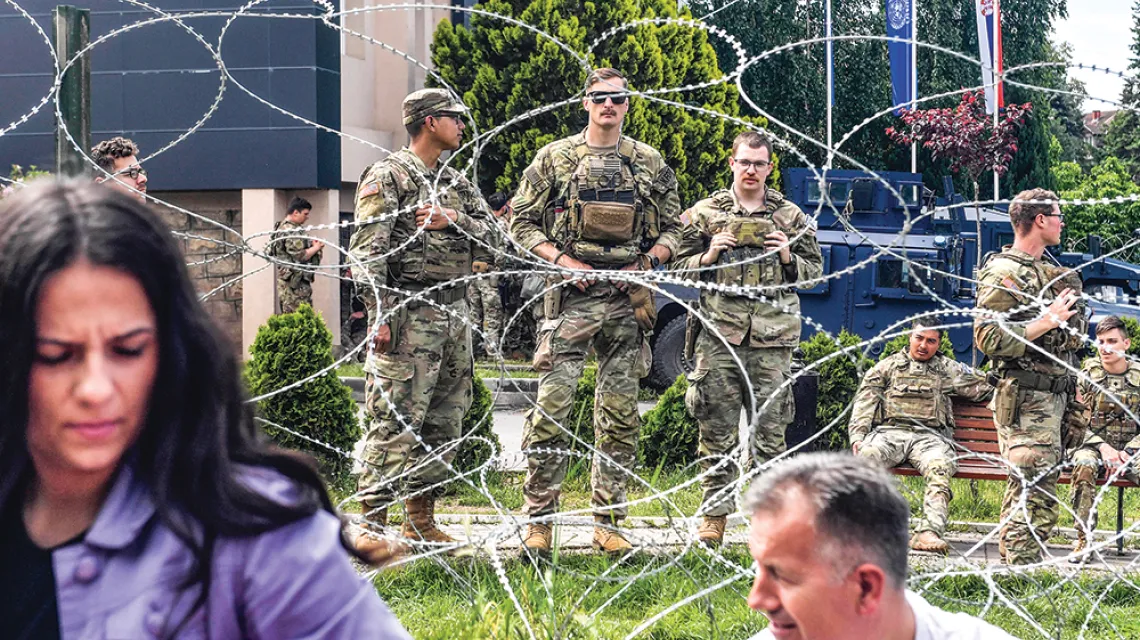 Amerykanie z sił pokojowych KFOR pilnują budynku władz gminy Leposavić w północnym Kosowie, 2 czerwca 2023 r. / GEORGI LICOVSKI / EPA / PAP