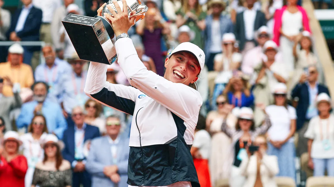 Iga Świątek z pucharem Suzanne Lenglen za zwycięstwo w grze pojedynczej kobiet. Korty Roland Garros, Paryż, 10 czerwca 2023 r. / fot. KAI PFAFFENBACH / Reuters / Forum / 