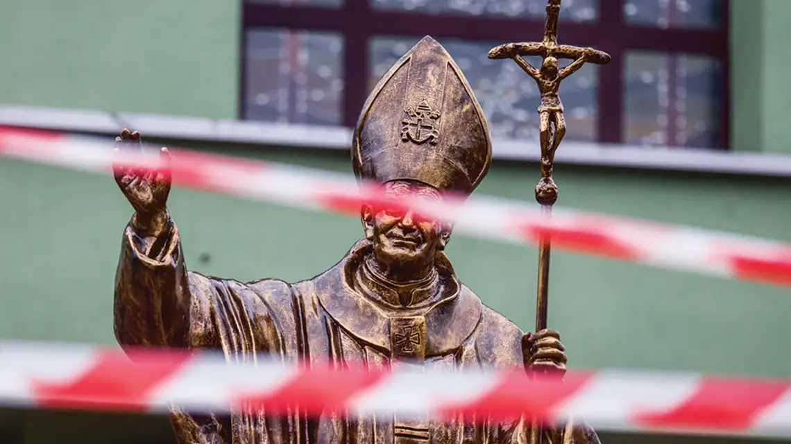 Pomnik Jana Pawła II przed kościołem św. Jadwigi w Pszczynie, 20 marca 2023 r. / BEATA ZAWRZEL / REPORTER