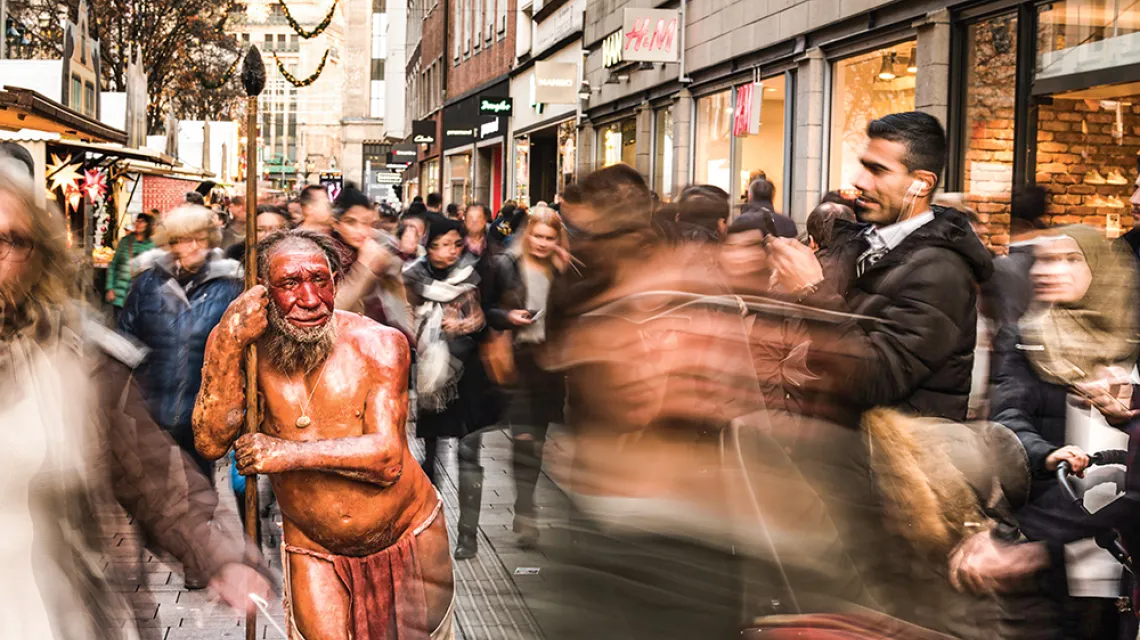 Neandertalczyk we współczesnym świecie. Rzeźba wystawiona na ulicy w Düsseldorfie w Niemczech. / ROBIN HAMMOND / PANOS PICTURES / FORUM
