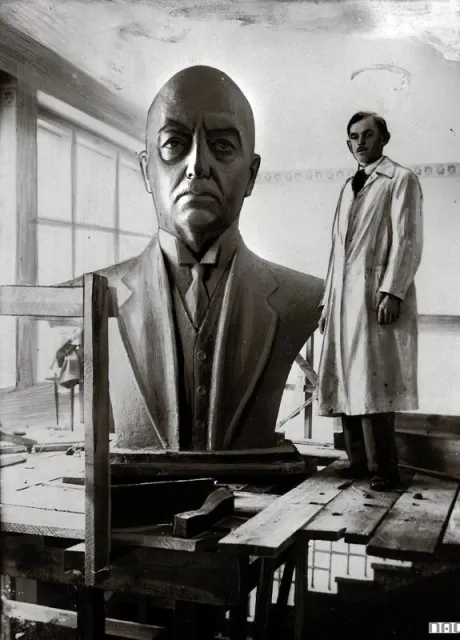 Pomnik prezydenta Gabriela Narutowicza autorstwa rzeźbiarza Stefana Polcińskiego (stoi obok); 1931 r / Fot. NAC