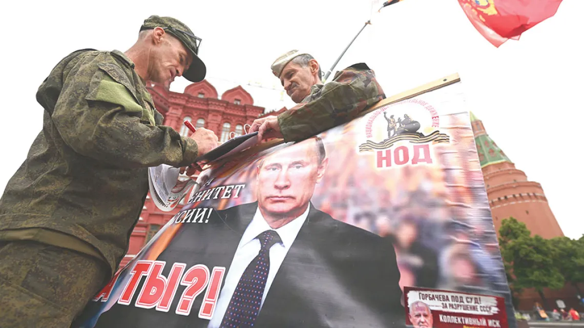 Podczas puczu Prigożyna w Rosji  zabrakło manifestacji poparcia dla Putina. Tu wyjątek: aktywiści jednej  z prokremlowskich organizacji  na placu Czerwonym, 24 czerwca 2023 r. / NATALIA KOLESNIKOVA / AFP / EAST NEWS