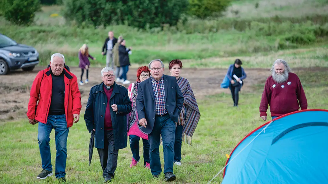 Ks. Alfred Wierzbicki przed akcją protestacyjną obok miejsca, w którym koczują migranci z Afganistanu. Usnarz Górny, 27 sierpnia 2021 r. / MICHAŁ KOŚĆ / FORUM