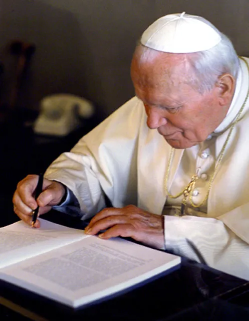 Jan Paweł II podpisuje encyklikę "Redemptor hominis", 4 marca 1979 r. /fot. KNA-Bild / 