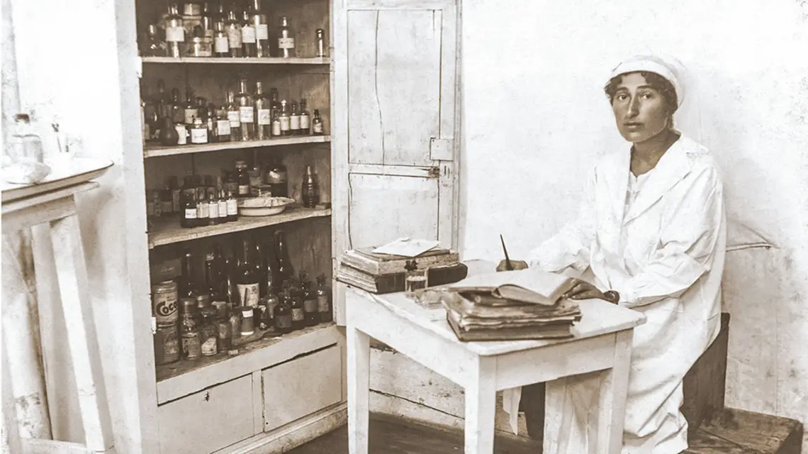 Na zdjęciu powyżej: pielęgniarka w kibucowej klinice, lata 20. XX w. / MUZEUM HISTORII MEDYCYNY / WYDZIAŁ NAUK O ZDROWIU / UNIWERSYTET BEN GURIONA W BEER SZEWIE