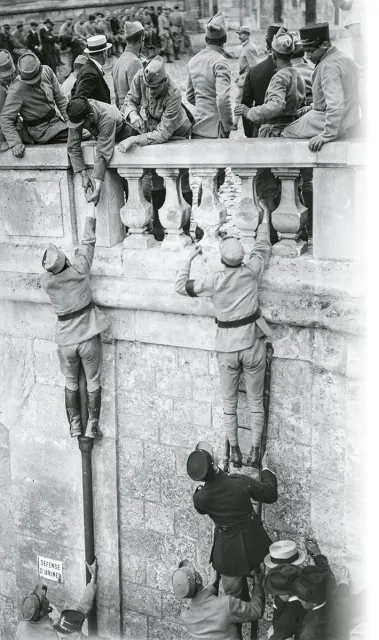 Przed pałacem w Wersalu podczas podpisywania traktatu pokojowego z Niemcami. Paryż, 28 czerwca 1919 r. / Edward N. Jackson / US Army Signal Corps / domena publiczna