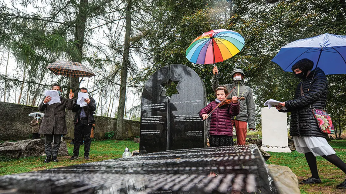 Uroczystość odsłonięcia pomnika oraz odczytania imion i nazwisk ofiar Holokaustu na cmentarzu żydowskim w Czarnym Dunajcu, 11 października 2020 r. / JACEK TARAN
