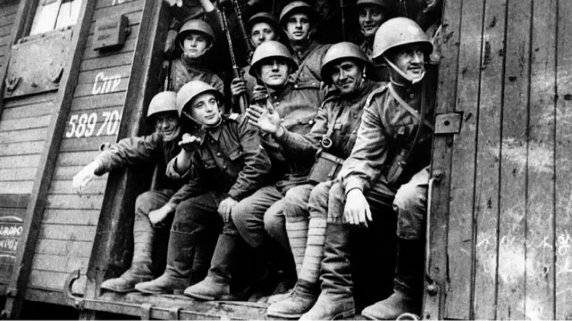 Żołnierze Dywizji Kościuszkowskiej w drodze na front, 1943 r. /fot. IPN / 