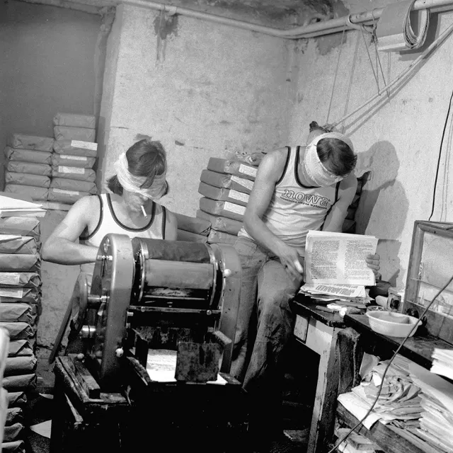 Konrad Bieliński (po lewej) i Mirosław Chojecki – ówczesny szef Niezależnej Oficyny Wydawniczej – w podziemnej drukarni. Konstancin, lipiec 1980 r. / TOMASZ MICHALAK / FOTONOVA