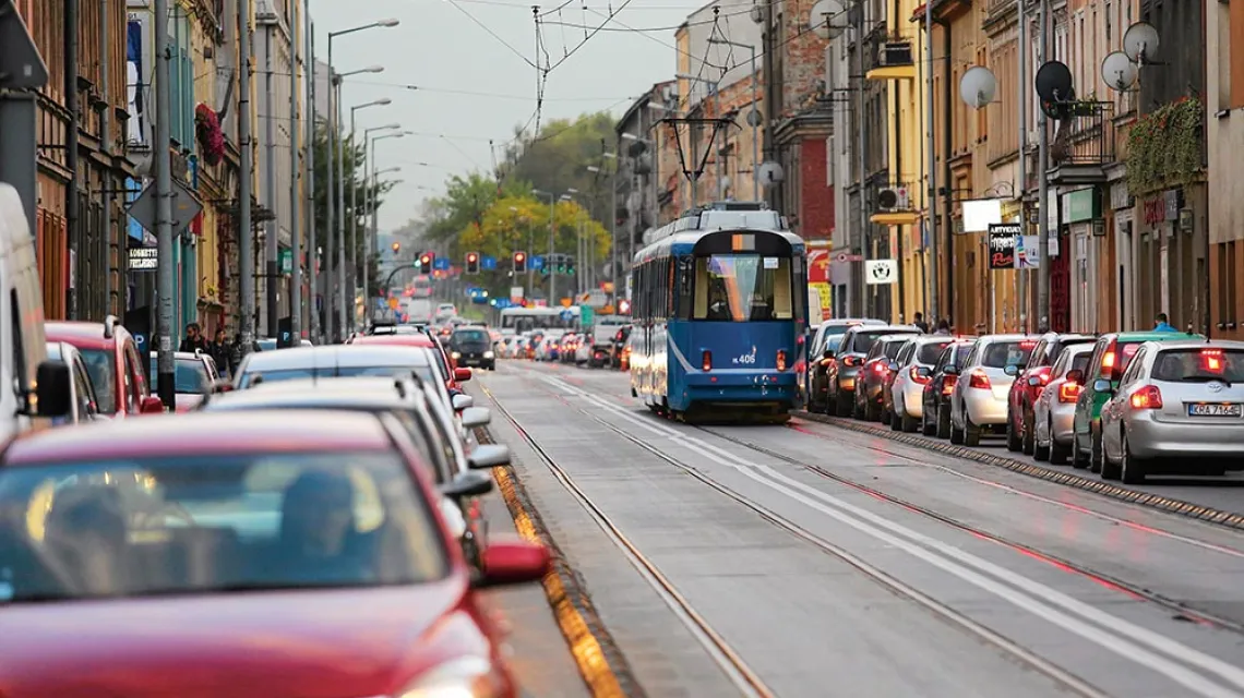 W Krakowie mieszkańcy oprotestowali separatory oddzielające pasy ruchu samochodów od torów tramwajowych / MATEUSZ SKWARCZEK / AGENCJA GAZETA