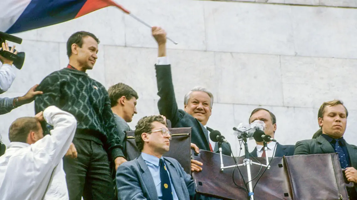 Prezydent Borys Jelcyn pod parlamentem, 21 sierpnia 1991 r. podczas puczu Janajewa / WOJTEK LASKI / EAST NEWS / 