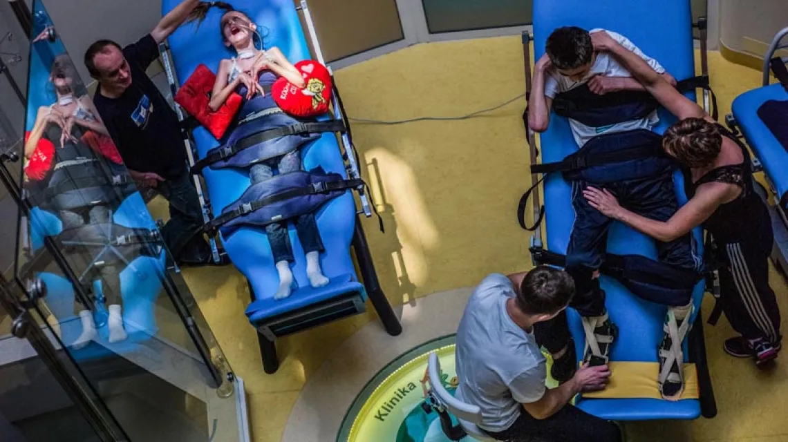 Pacjenci kliniki „Budzik” przy warszawskim Centrum Zdrowia Dziecka podczas rehabilitacji, 2013 r. / Fot. Jakub Kamiński / PAP