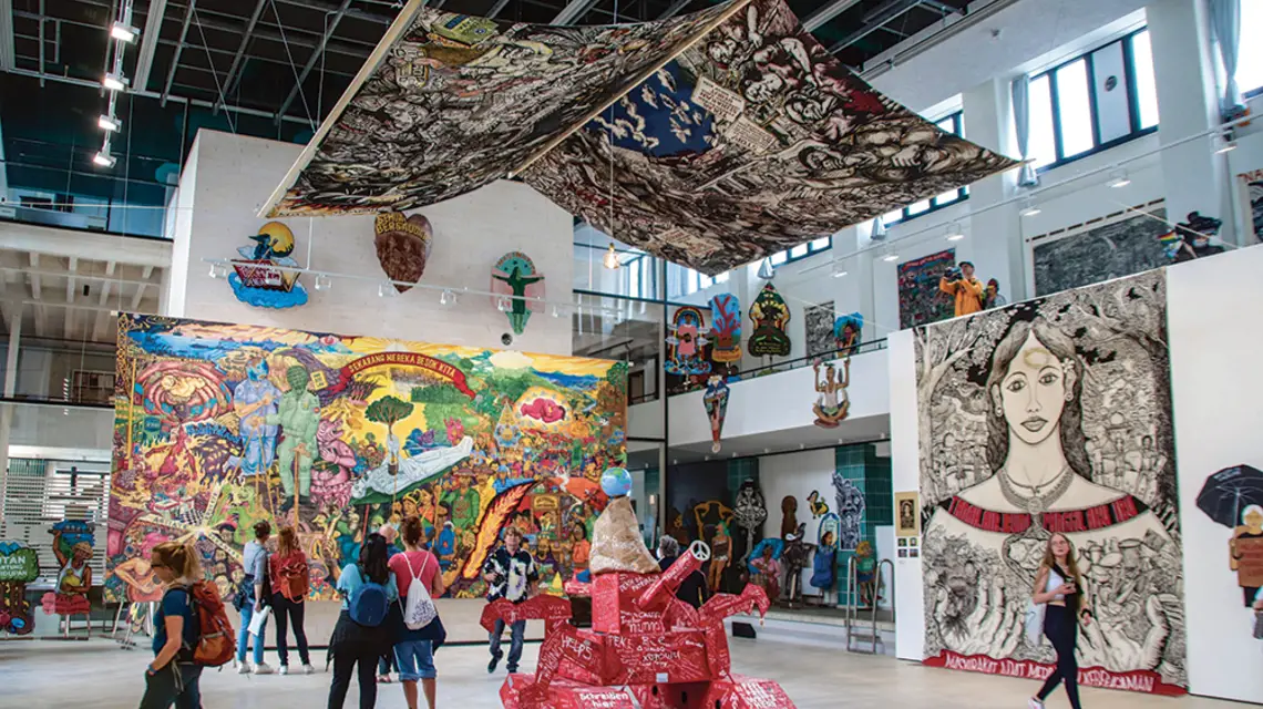 Obrazy kolektywu Taring Padi, documenta 15 w Kassel / Piotr Kosiewski