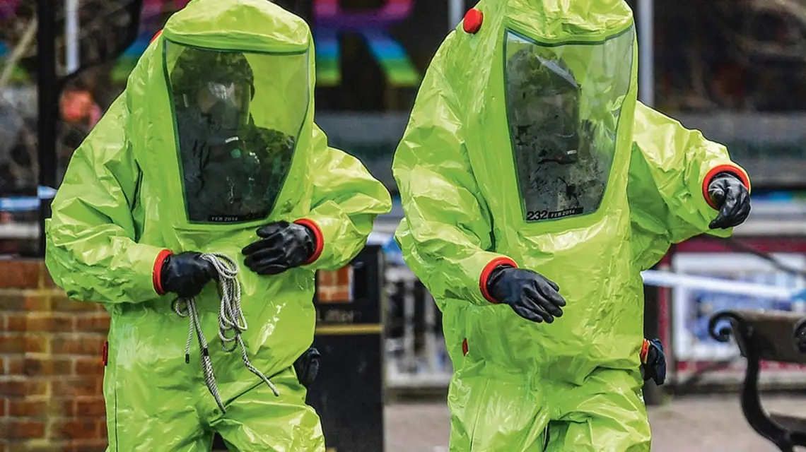 Eksperci w kombinezonach przeciwchemicznych badają miejsce, gdzie znaleziono nieprzytomnych Skripalów. Salisbury, Wielka Brytania, 8 marca 2018 r. / BEN STANSALL / AFP / EAST NEWS