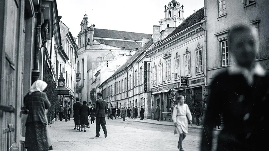 Wilno, ulica Zamkowa. W tle kościół św. Jana, bliżej kolektura loterii państwowej i galanteria F. Frliczki, czerwiec 1935 r. / NARODOWE ARCHIWUM CYFROWE / NARODOWE ARCHIWUM CYFROWE