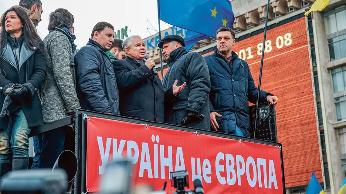 W 2013 r. Jarosław Kaczyński wystąpił na Majdanie i poparł ukraińską rewolucję. Dziś PiS przyjmuje w Sejmie ustawę, która może zakończyć dialog polsko-ukraiński. Kijów, 1 grudnia 2013 r. / MARCIN PEGAZ / GAZETA POLSKA / FORUM