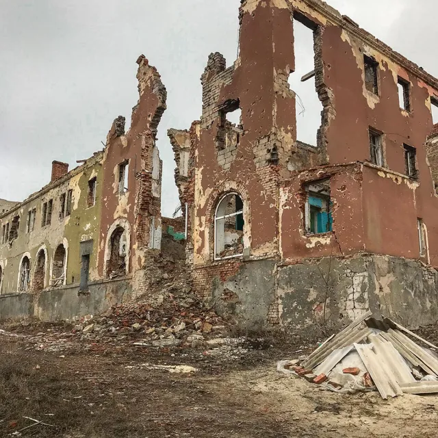 Szpital w Sławiańsku, zniszczony w 2014 r. / MARCIN ŻYŁA