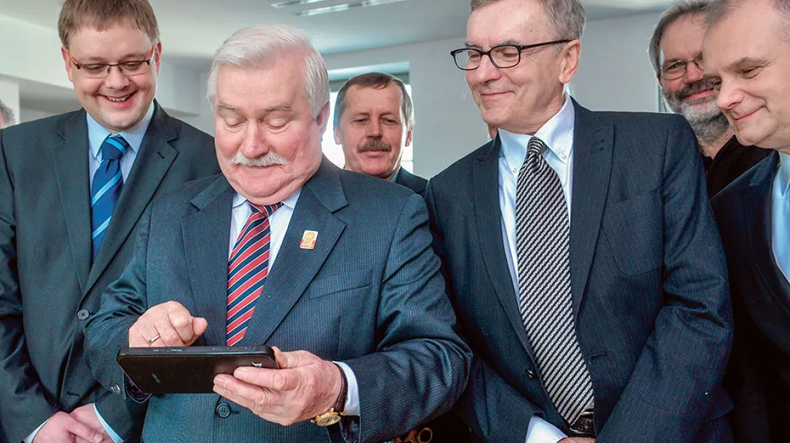 Lech Wałęsa chwali się swoją aktywnością w internecie, Warszawa, marzec 2012 r. / MACIEJ KOSYCARZ