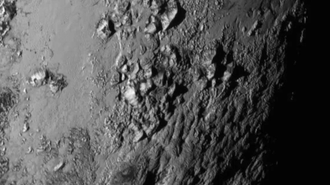 Lodowe góry na powierzchni Plutona, o wysokości do 3,5 tys. m, odkryte przez sondę New Horizons 15 lipca 2015 r. /  / fot. NASA/JHU APL/SwRI