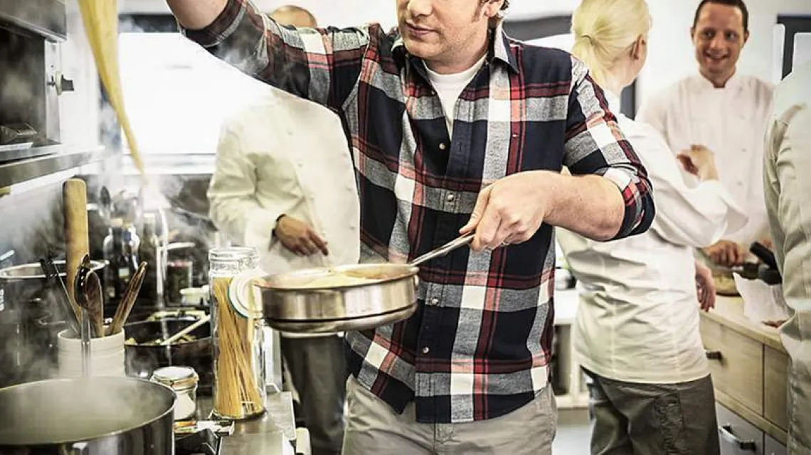 Kucharz-celebryta Jamie Oliver, który apeluje, aby markety nie wyrzucały krzywych marchewek i ogórków / Fot. Wikimedia Commons