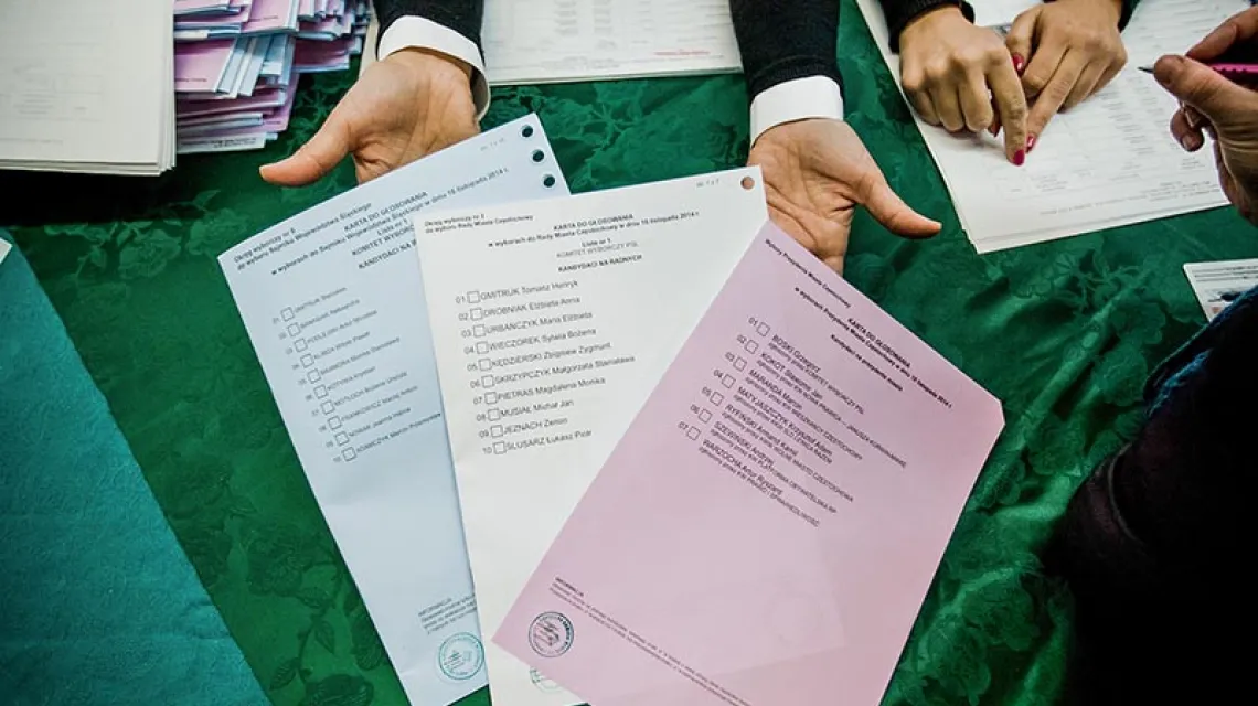 Karty do głosowania w wyborach samorządowych, Częstochowa, 16 listopada 2014 r. / Fot. Jarosław Respondek / REPORTER