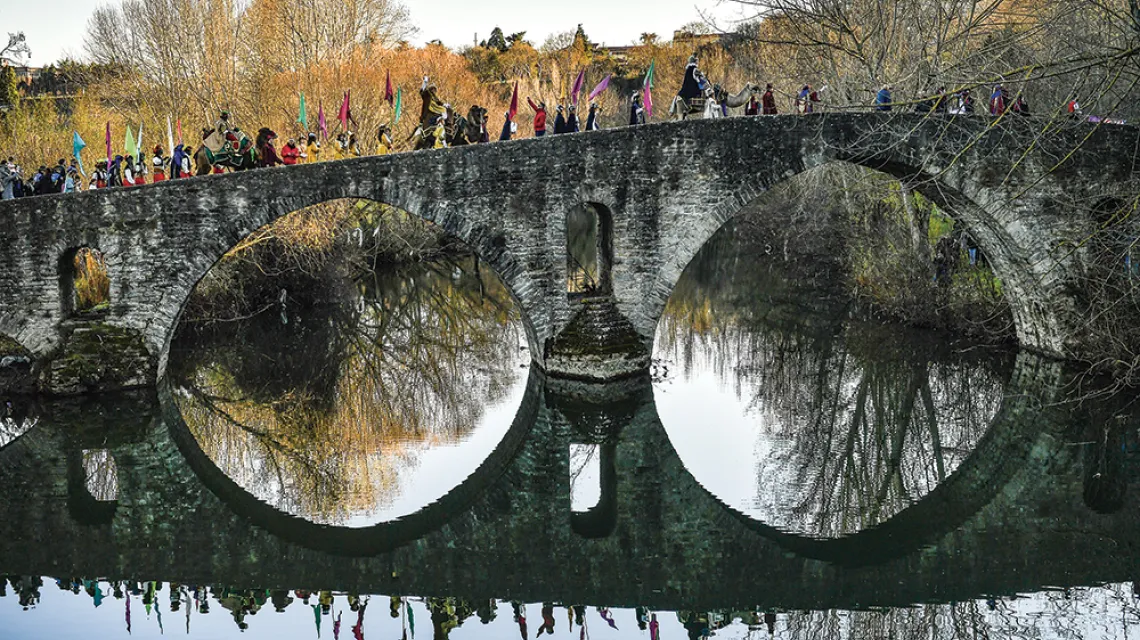 Pochód Trzech Króli na starożytnym moście Magdaleny nad rzeką Arga. Pampeluna w północnej Hiszpanii, 5 stycznia 2020 r. / ALVARO BARRIENTO / AP / EAST NEWS