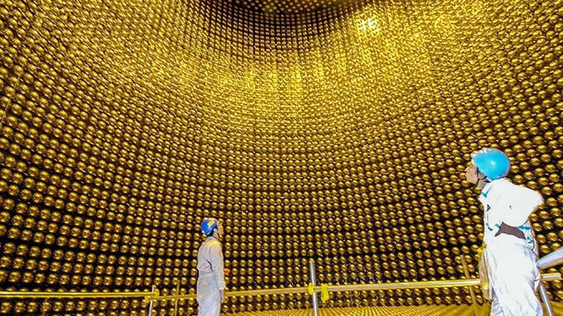 Wnętrze japońskiego detektora Super-Kamiokande, gdzie prowadzi badania Takaaki Kajita, jeden z laureatów tegorocznej Nagrody Nobla z fizyki. / Fot. Shohei Suzuki / AFP / EAST NEWS