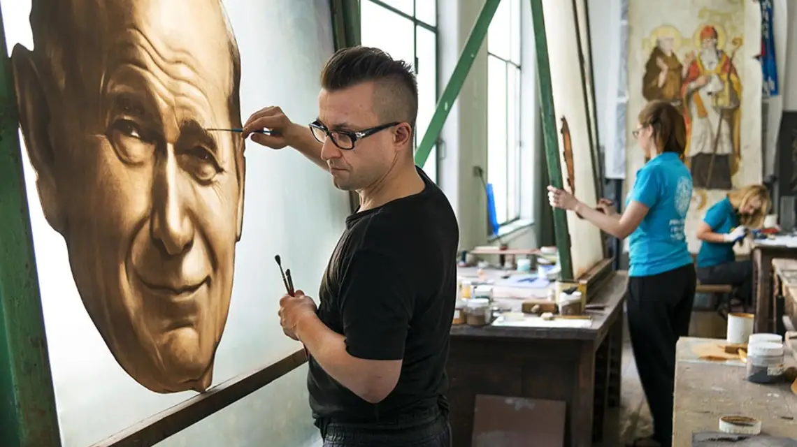 Piotr Ostrowski w Pracowni i Muzeum Witrażu w Krakowie, sierpień 2015 r. / Fot. Mateusz Torbus dla „TP”