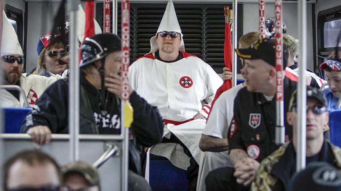 W drodze na demonstrację: członkowie Ku Klux Klanu w Memphis (Tennessee), marzec 2013 r. / Fot. Jim Web / PROFIMEDIA / CORBIS