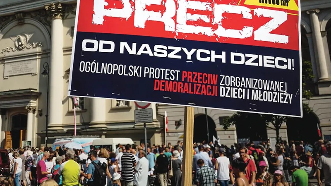 Manifestacja „Stop deprawacji w edukacji!”, Krakowskie Przedmieście, Warszawa 30 sierpnia 2015 r.  / Fot. Piotr Blawicki / EAST NEWS