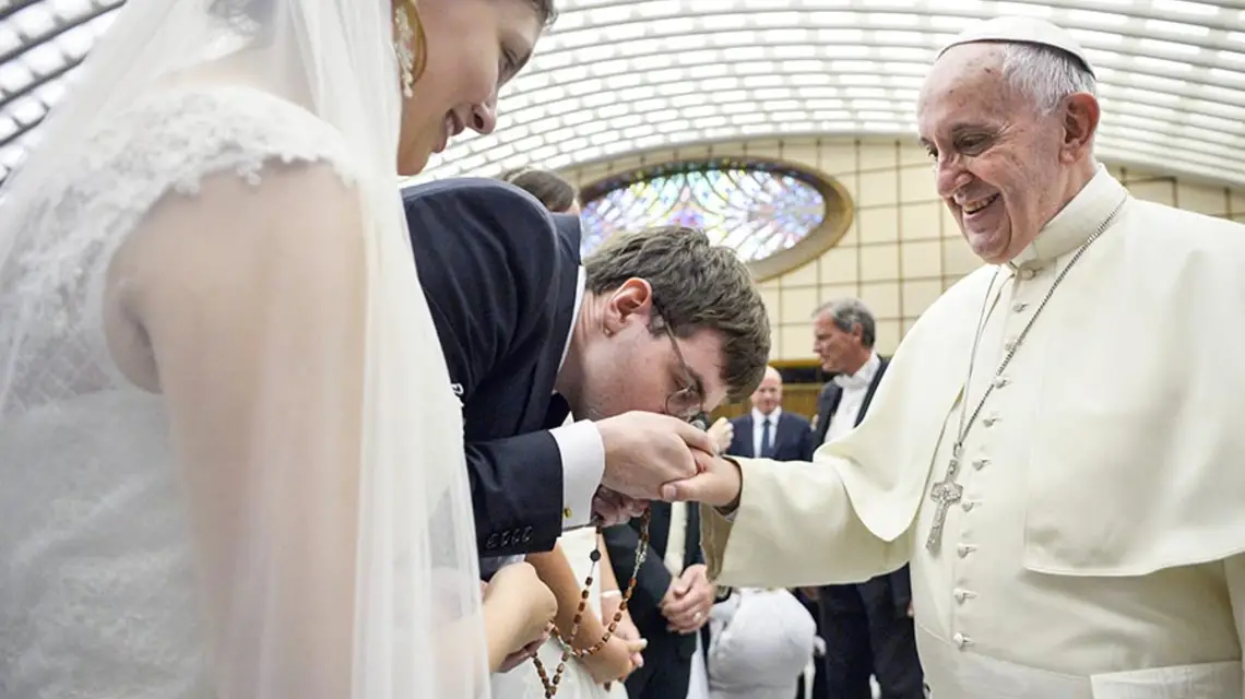 Młoda para podczas audiencji ogólnej, Watykan, 12 sierpnia 2015 r. / Fot. Osservatore Romano / AFP / EAST NEWS