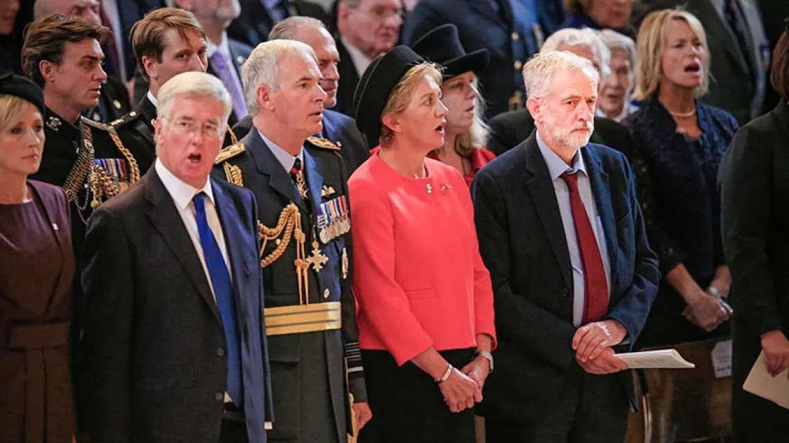 Milczący Jeremy Corbyn (po prawej) w katedrze św. Pawła. Londyn, 15 września 2015 r. / Fot. Jonathan Brady / AP / EAST NEWS