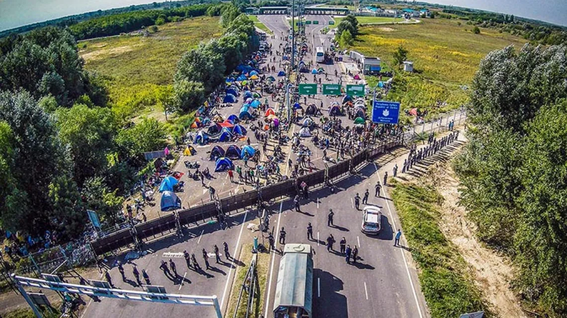 Na zamkniętej granicy serbsko-węgierskiej w okolicach Röszke, 16 września 2015 r. / Fot. Istvan Ruzsa / AFP / EAST NEWS