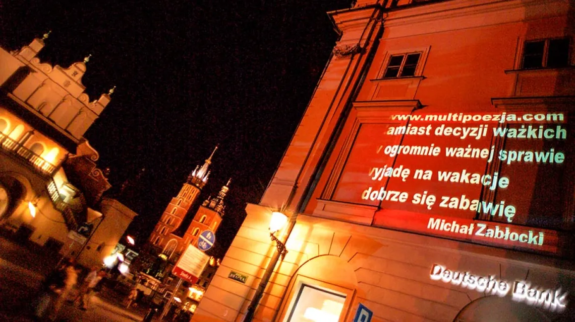 Wiersz Michała Zabłockiego na kamienicy przy Rynku, 2006 r. / Fot. Marek Skorupski / FORUM