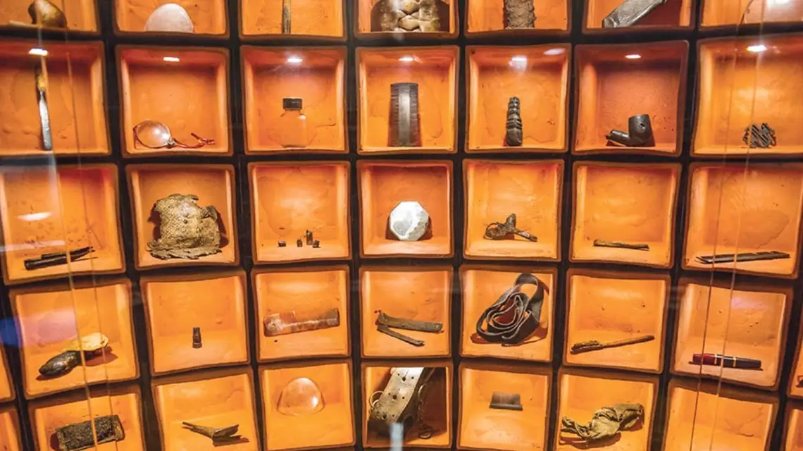 Przedmioty wydobyte z dołów śmierci w Muzeum Katyńskim, wrzesień 2015 r. / Fot. Bartosz Krupa / EAST NEWS