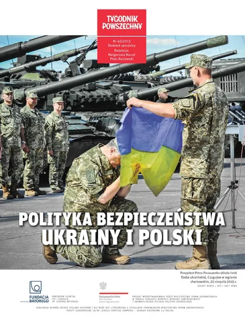 Na okładce dodatku: Prezydent Petro Poroszenko składa hołd fladze ukraińskiej. Czugujew w regionie charkowskim, 22 sierpnia 2015 r. / Fot. Sergey Bobok / AFP / EAST NEWS