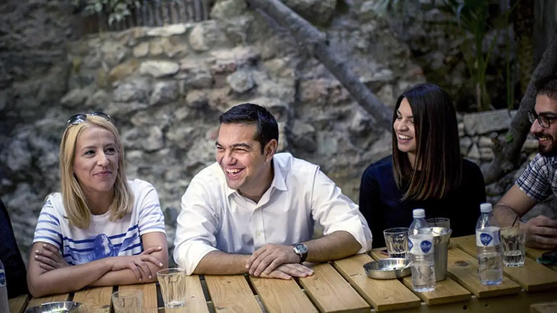 Na dzień przed wyborami Alexis Tsipras spotkał się w kawiarni z młodymi członkami swej partii. Ateny, 19 września 2015 r. / Fot. Angelos Tzortzinis / AFP / EAST NEWS