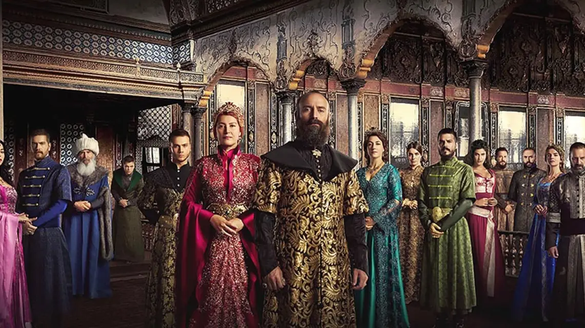 Halit Ergenç (w środku) w roli Sulejmana / Fot. playtvshow.net