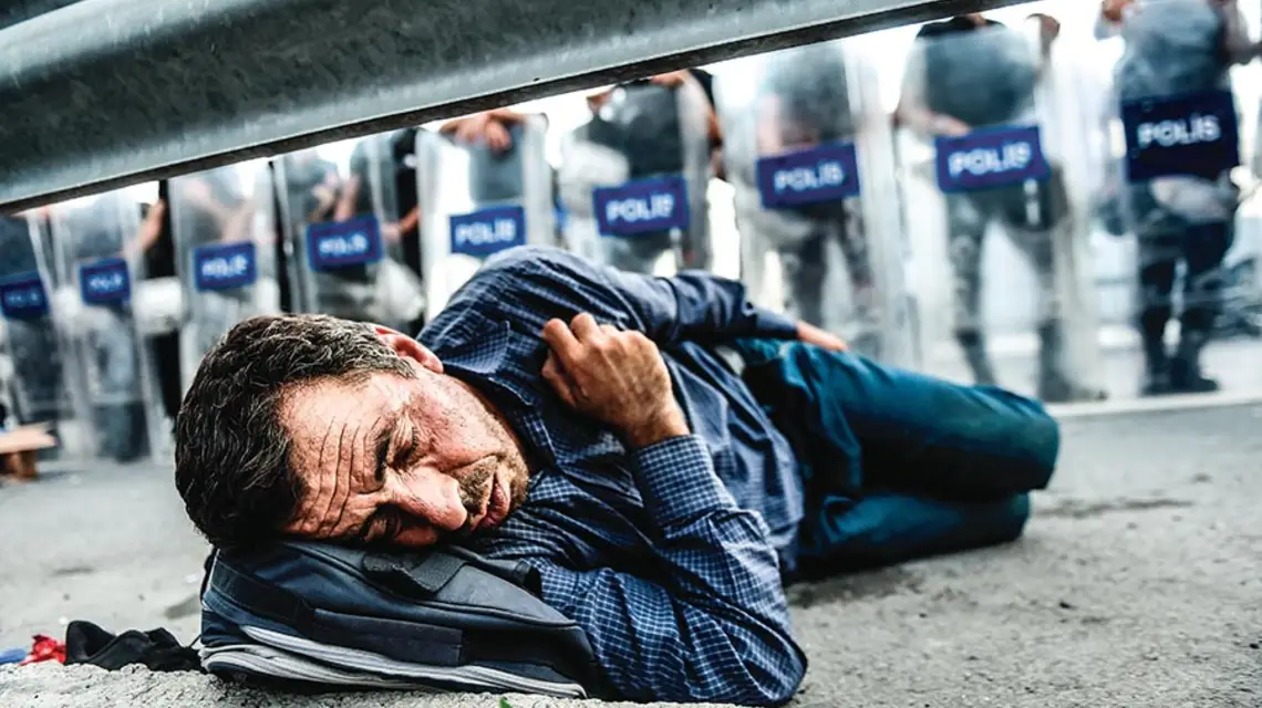 Turecka blokada policyjna, Stambuł, 21 września 2015 r. / Fot. Ozan Kose / AFP / EAST NEWS