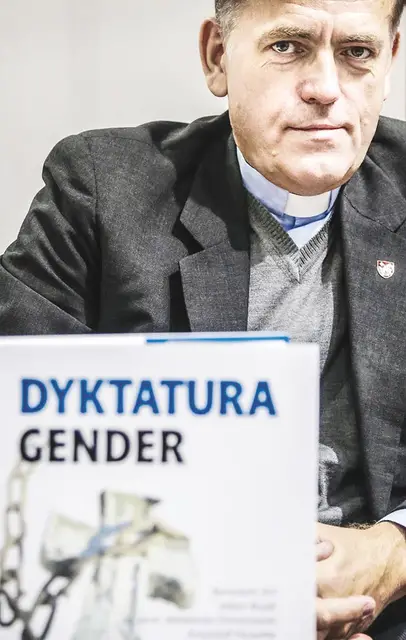 Ks. Dariusz Oko podczas Targów Książki w Krakowie, październik 2014 r. / Fot. Beata Zawrzel / REPORTER