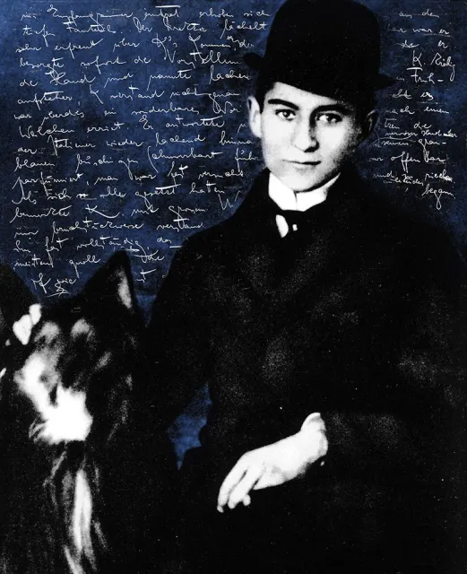 Franz Kafka, w tle: manuskrypt „Procesu” / Fot. CORBIS / Manuskrypt z niemieckiego Narodowego Archiwum Literatury / montaż „TP”
