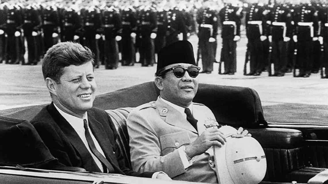 John F. Kennedy uważał, że indonezyjski prezydent Sukarno flirtuje z komunizmem / Fot. CORBIS / PROFIMEDIA