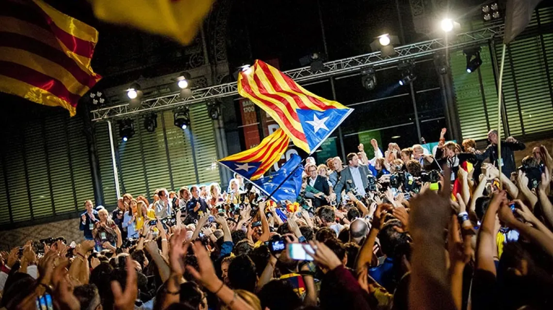 Zwolennicy katalońskiej niepodległości świętują sukces w wyborach regionalnych, Barcelona, 27 września 2015 r. / Fot. Jorge Guerrero / AFP / EAST NEWS
