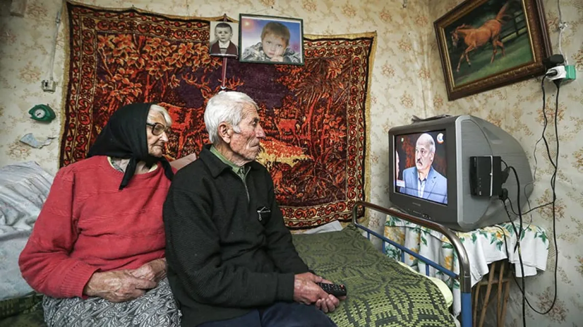 Mieszkańcy wsi pod Mińskiem oglądają wystąpienie prezydenta Łukaszenki, 16 września 2015 r.  / Fot. Sergei Grits / AP / EAST NEWS