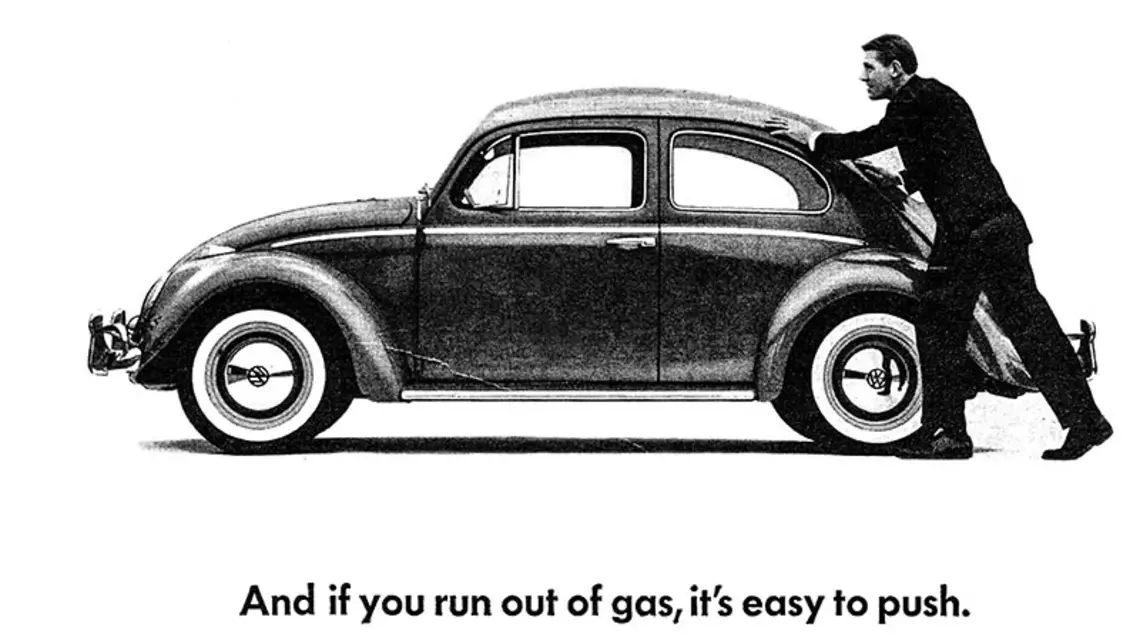 Fragment amerykańskiej reklamy Volkswagena agencji BBD z początku lat 60. Hasło głosi: „Jeśli skończy ci się paliwo, łatwo go popchać”. / Fot. VOLKSWAGEN AMERICA INC.