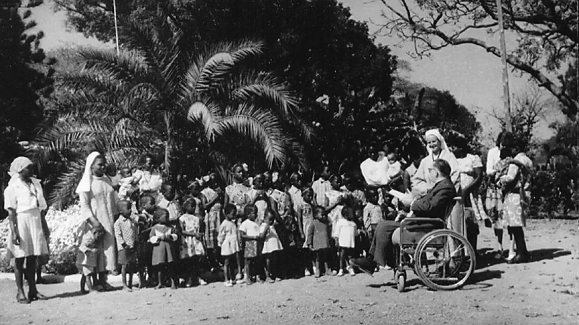 Ojciec Białek (na wózku inwalidzkim) podczas wizyty u misjonarzy w Zambii, 1978 r. / Fot. Archiwum Prowincji Wielkopolsko-Mazowieckiej Towarzystwa Jezusowego