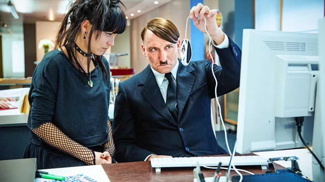 Kadr z filmu o „przebudzonym” Hitlerze pt. „Er ist wieder da”. / Fot. Materiały dystrybutora